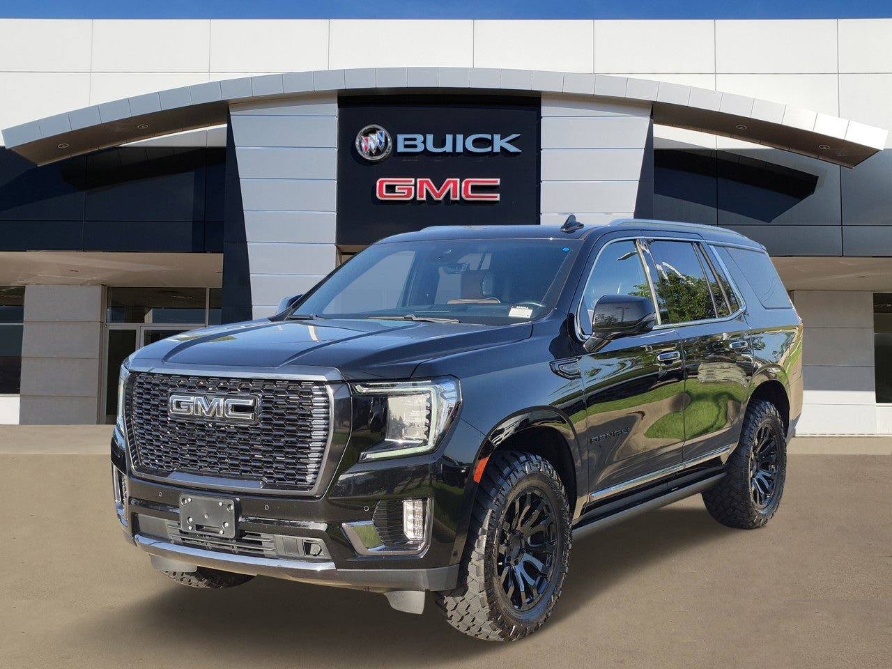 Used 2023 GMC Yukon Denali Ultimate w/ LPO, Floor Liner Package AWD/4WD image 3
