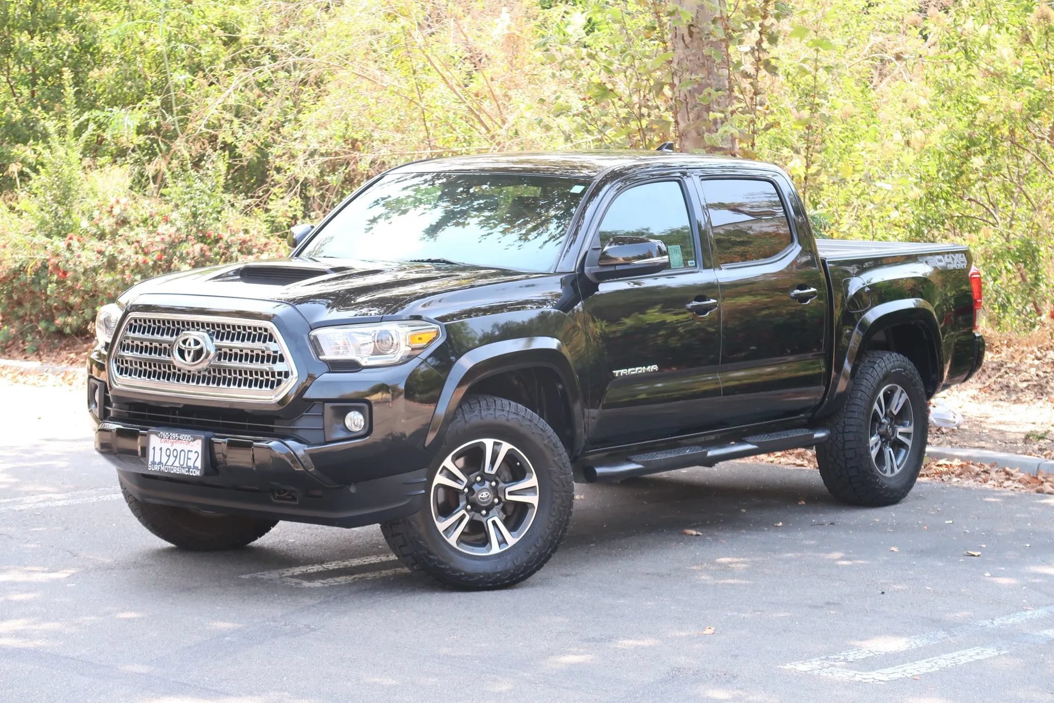 Used 2017 Toyota Tacoma TRD Sport w/ Tow Package (A/T) AWD/4WD image 4