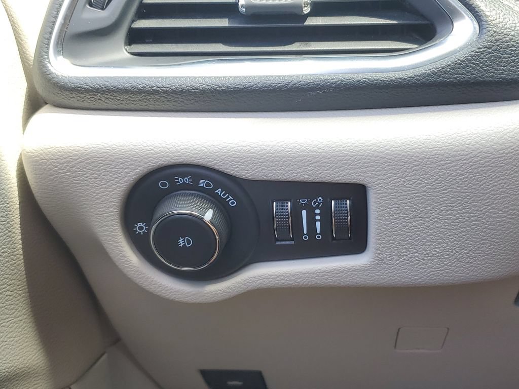 Certified 2023 Chrysler Pacifica Limited FWD image 24