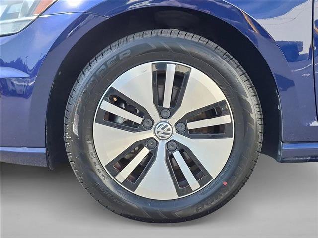 Used 2018 Volkswagen e-Golf SE w/ DC Fast Charging Package FWD image 22