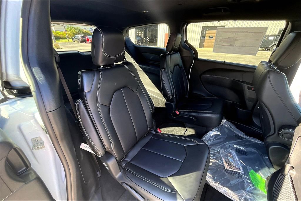 New 2026 Chrysler Pacifica Select image 9