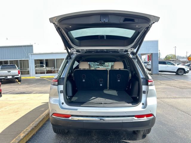 Used 2023 Jeep Grand Cherokee Limited w/ Luxury Tech Group II image 12