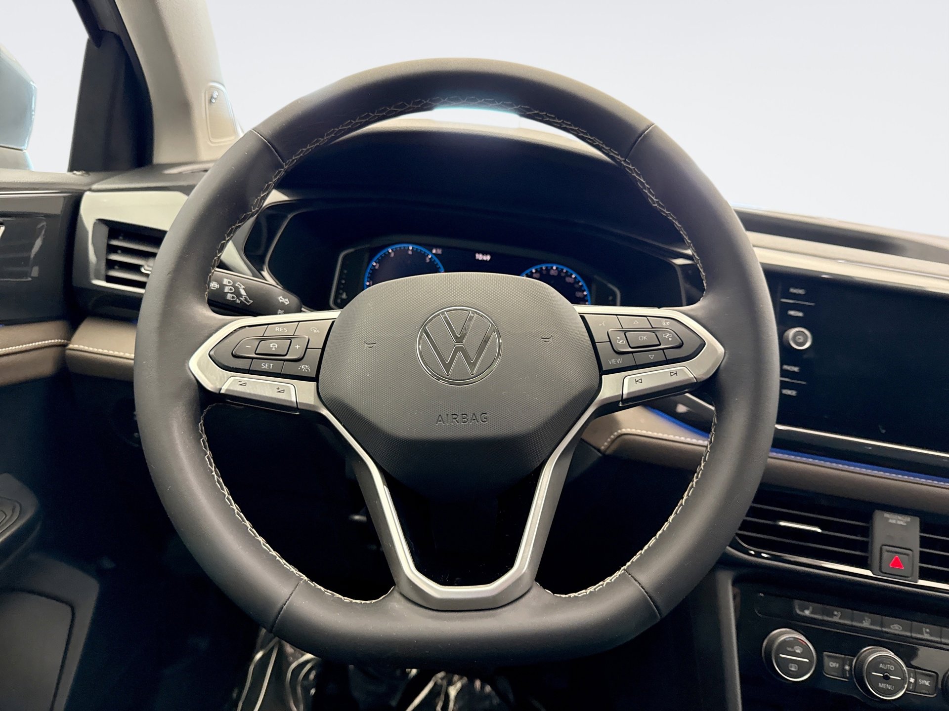 Used 2024 Volkswagen Taos SEL image 12