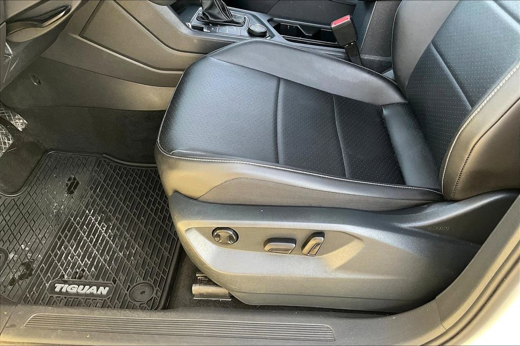 Used 2021 Volkswagen Tiguan SE image 33