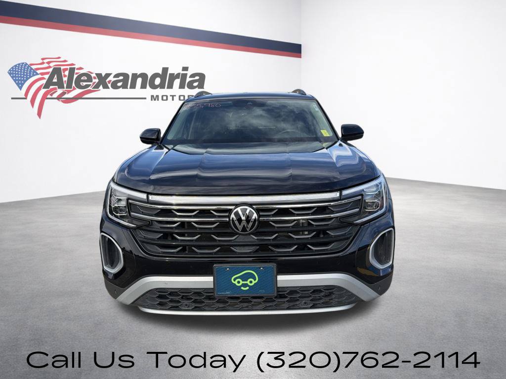 Used 2024 Volkswagen Atlas Peak Edition SE AWD/4WD image 2