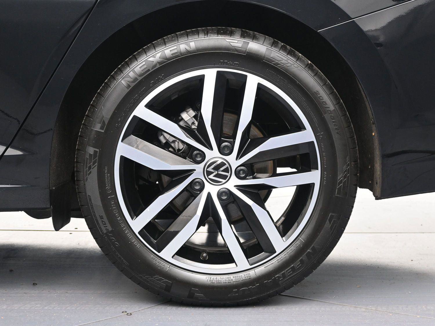 Certified 2025 Volkswagen Jetta SE w/ Sunroof Package image 11