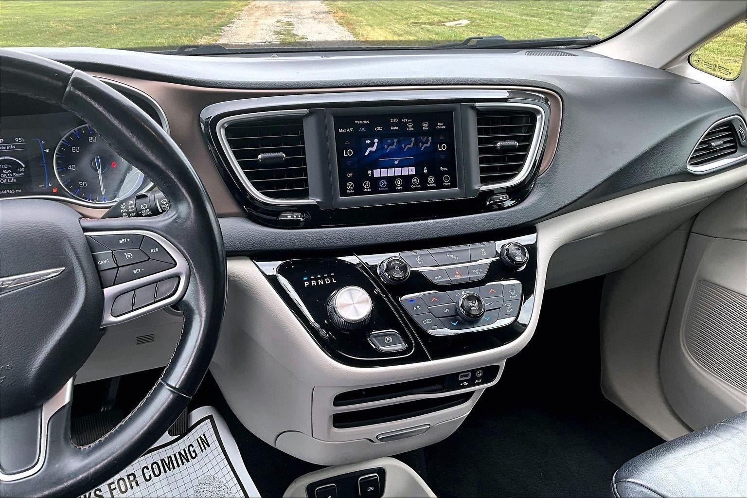 Used 2018 Chrysler Pacifica Touring-L FWD image 6
