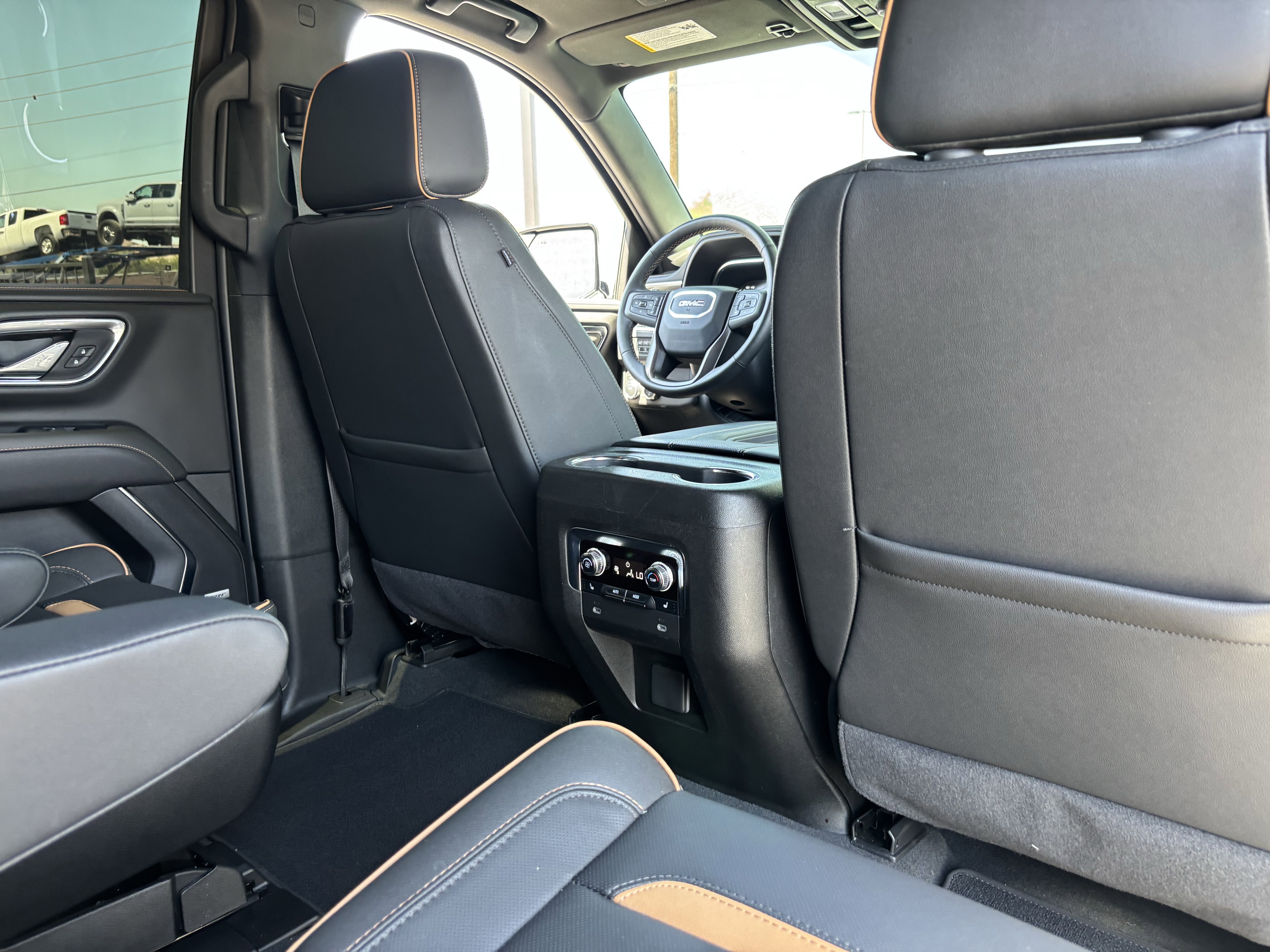 Used 2024 GMC Yukon XL AT4 w/ Technology Package AWD/4WD image 12
