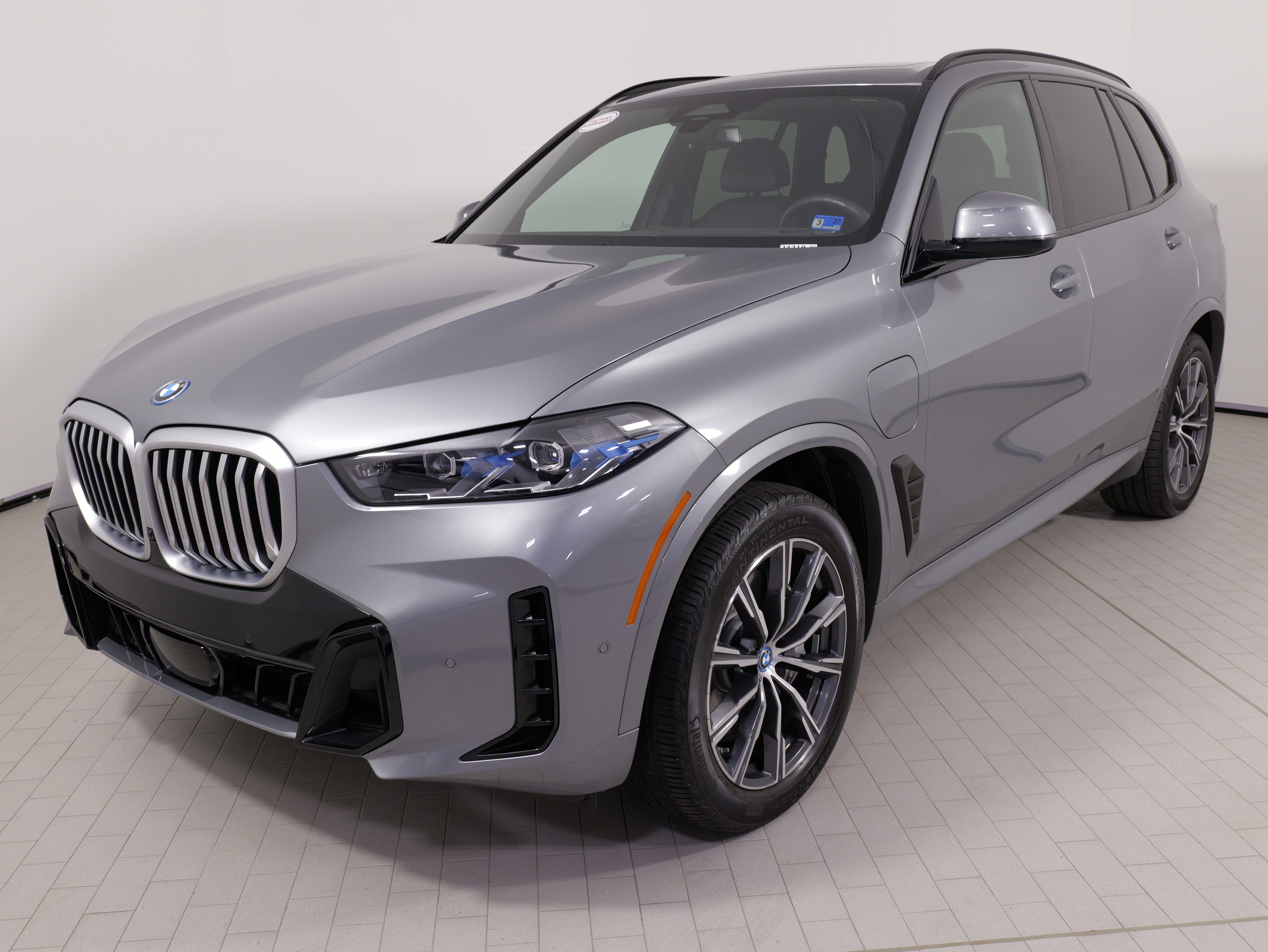 Used 2025 BMW X5 xDrive50e w/ M Sport Package AWD/4WD image 3