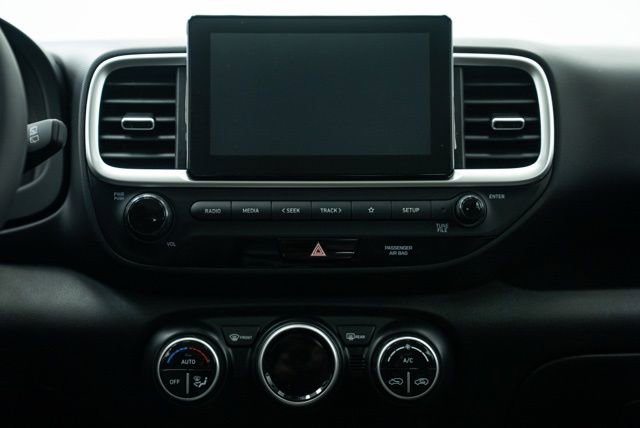 Used 2023 Hyundai Venue SEL image 17