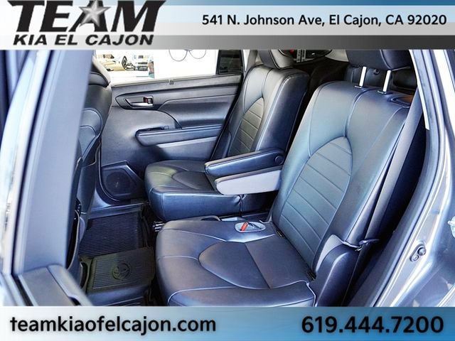 Used 2021 Toyota Highlander XLE AWD/4WD image 19