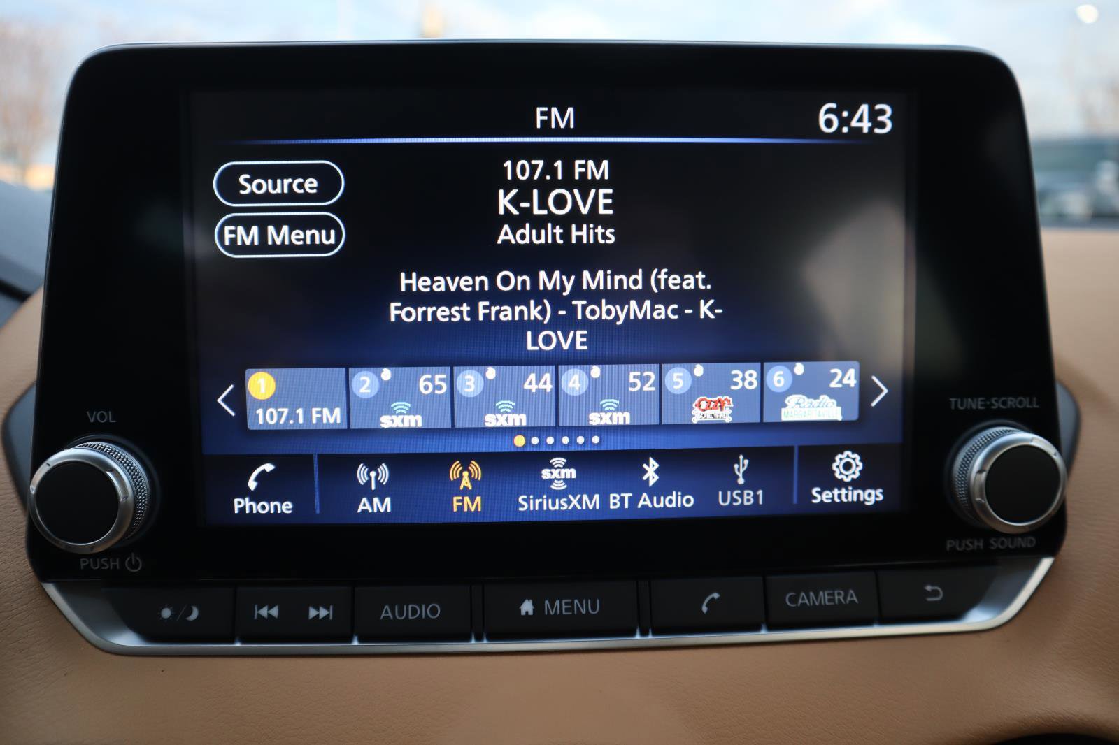 Used 2025 Nissan Sentra SV w/ SV Premium Package image 27