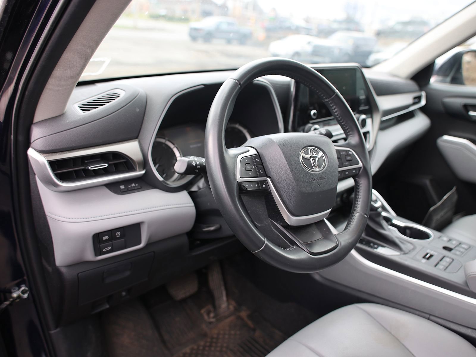 Used 2023 Toyota Highlander XLE image 9
