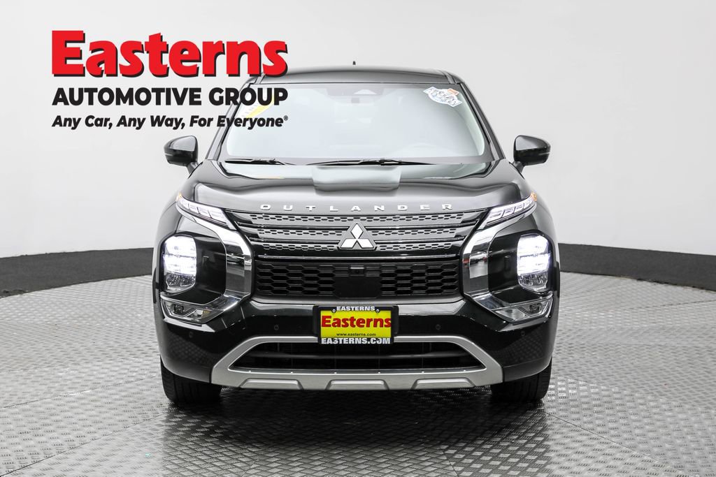 Used 2023 Mitsubishi Outlander SE image 2