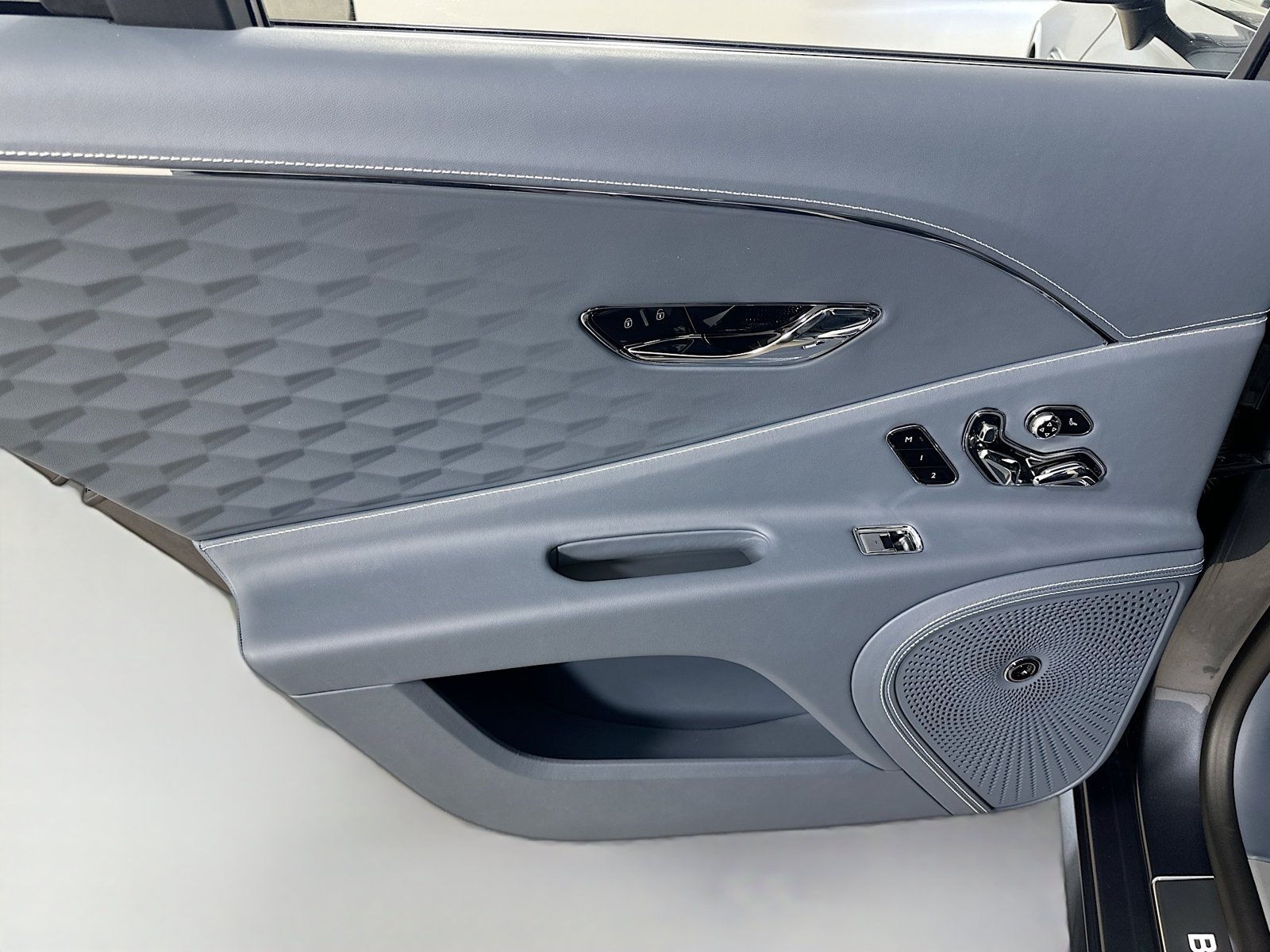 New 2026 Bentley Flying Spur Plug-In Hybrid AWD/4WD image 38