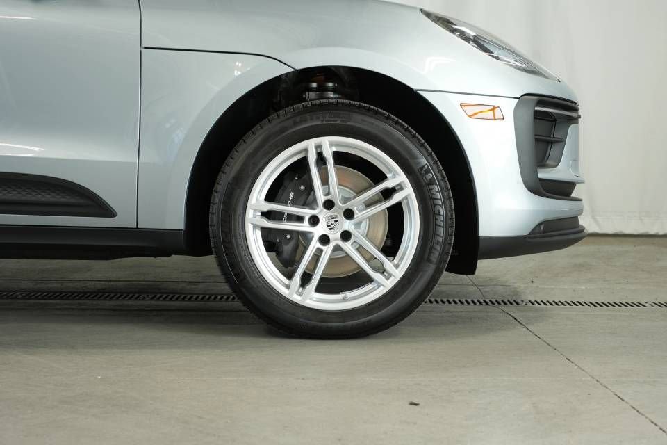 Certified 2025 Porsche Macan AWD/4WD image 41