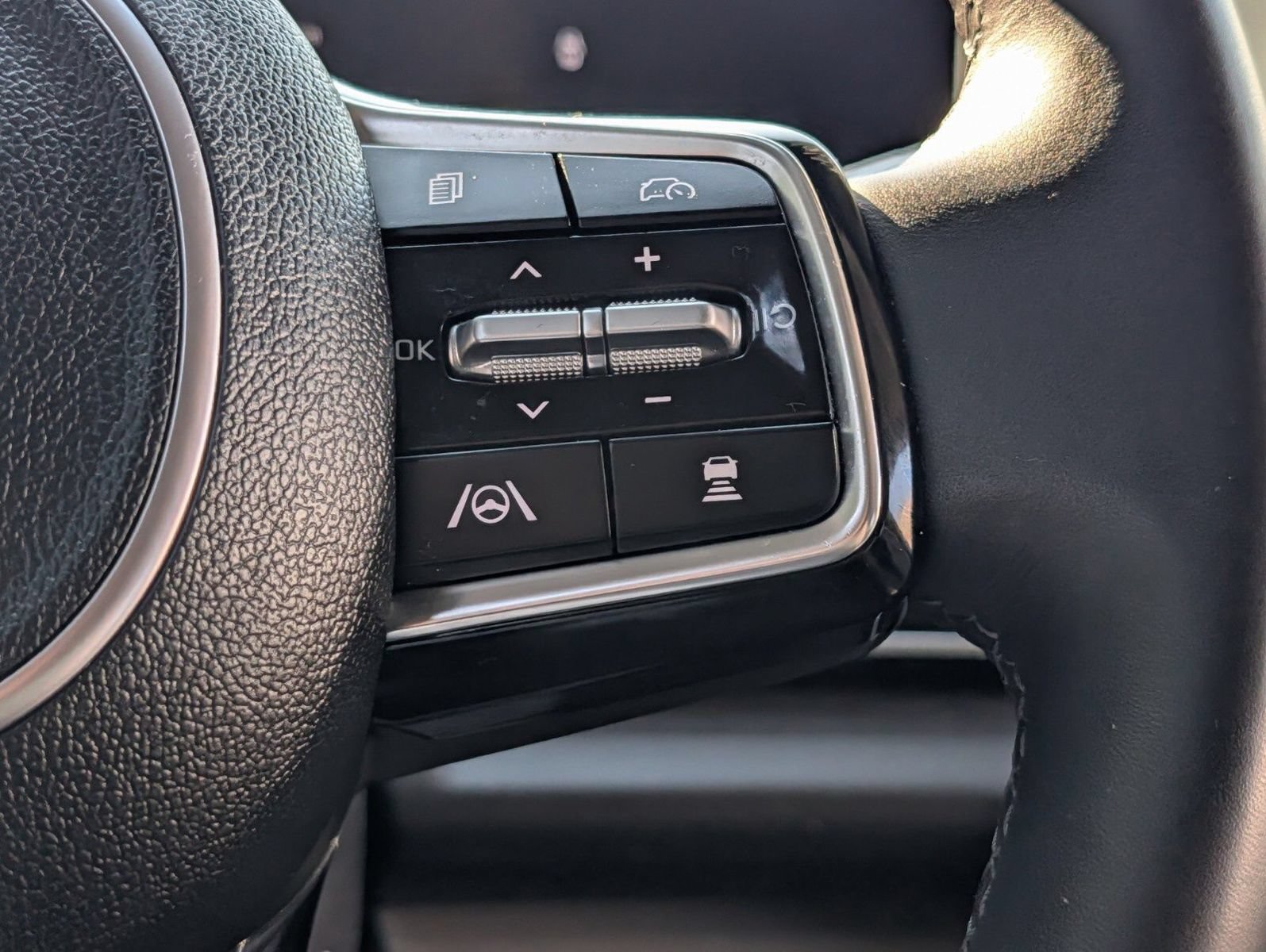 Used 2025 Kia Carnival EX FWD image 30