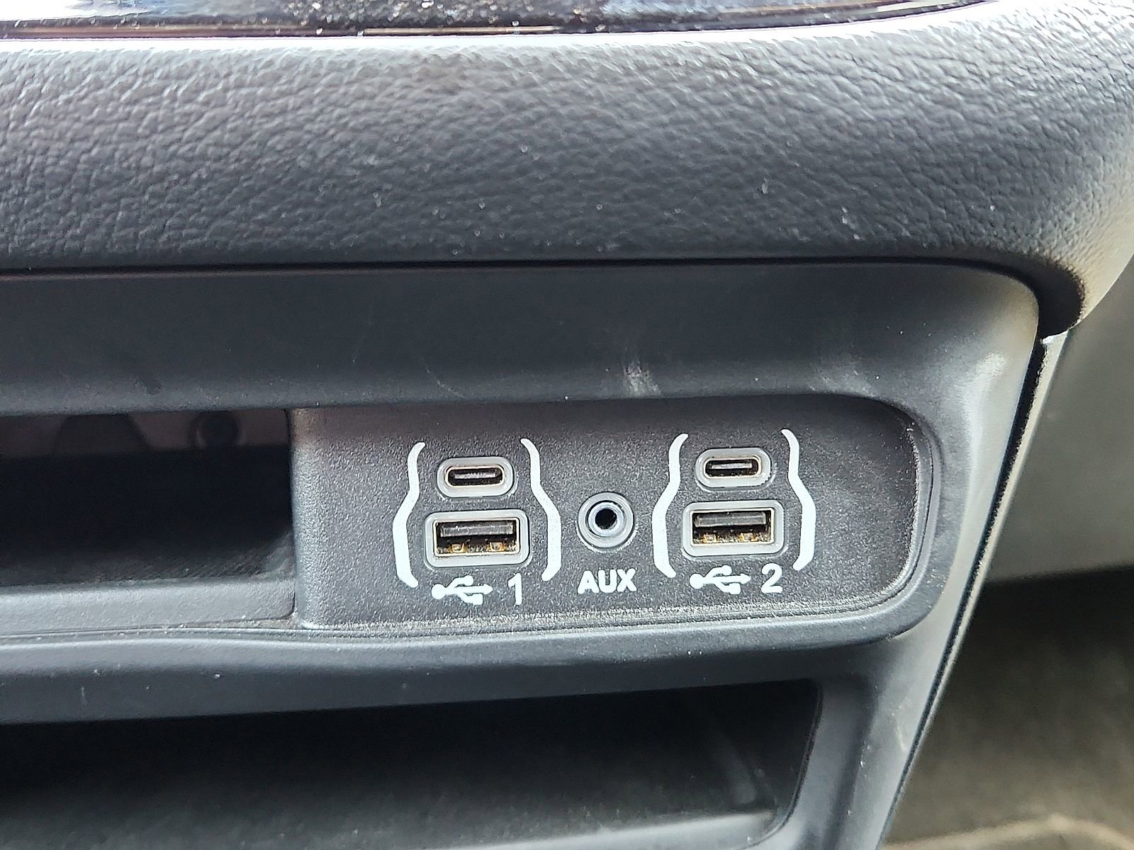 Used 2025 Chrysler Pacifica Select image 16