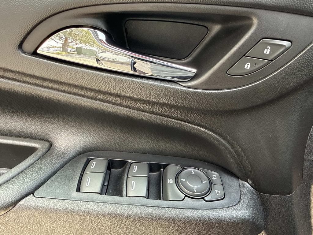Used 2018 Chevrolet Equinox LT FWD image 19