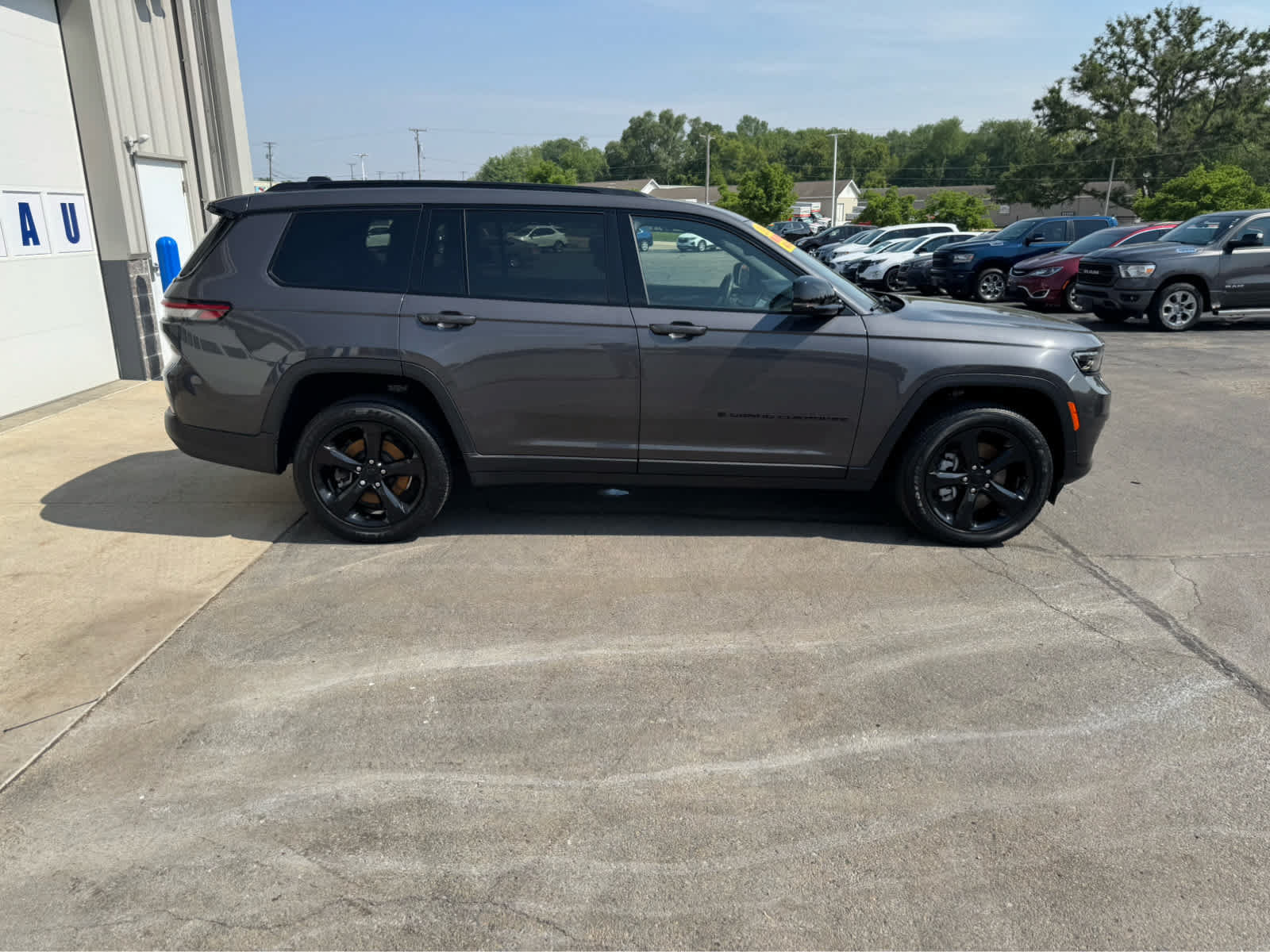 Used 2022 Jeep Grand Cherokee L Laredo AWD/4WD image 2