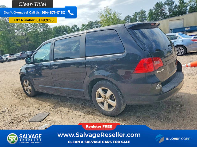 Used 2010 Volkswagen Routan SE FWD image 3