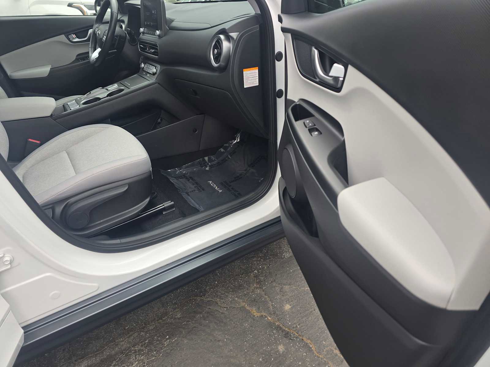 Used 2022 Hyundai Kona SEL w/ Convenience Package image 11