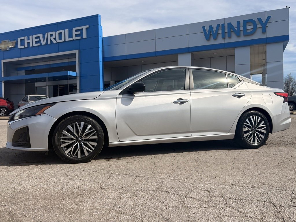 Used 2024 Nissan Altima 2.5 SV image 8
