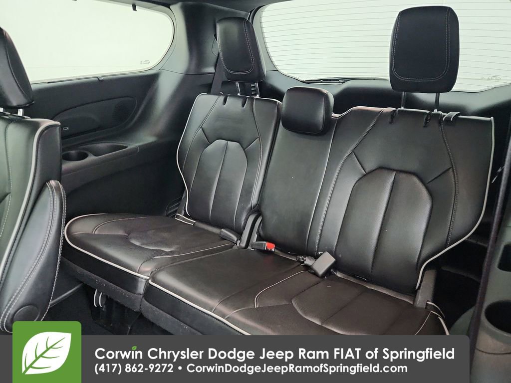 Certified 2025 Chrysler Pacifica Limited image 33