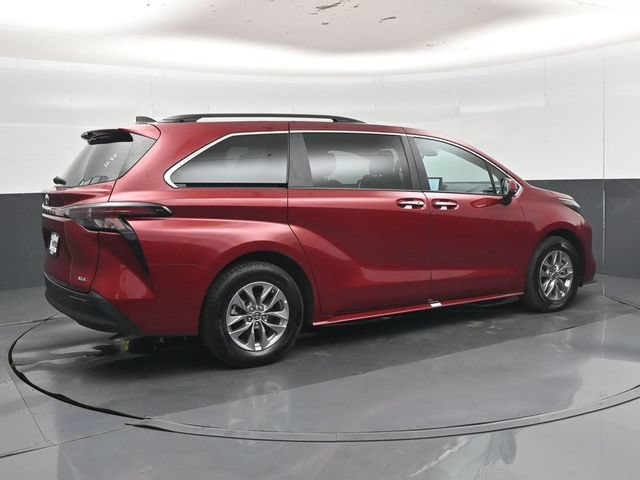 Used 2025 Toyota Sienna XLE FWD image 29