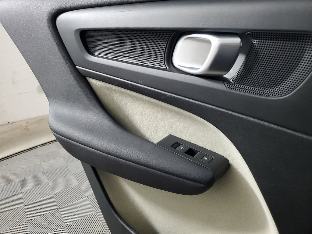 Certified 2025 Volvo XC40 B5 Plus AWD/4WD image 20