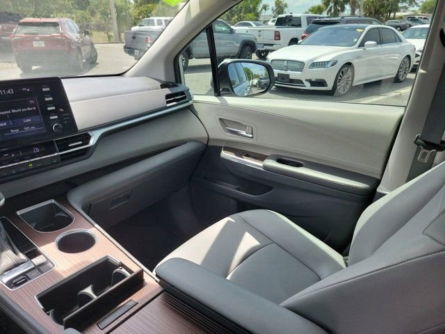 Used 2022 Toyota Sienna XLE FWD image 23