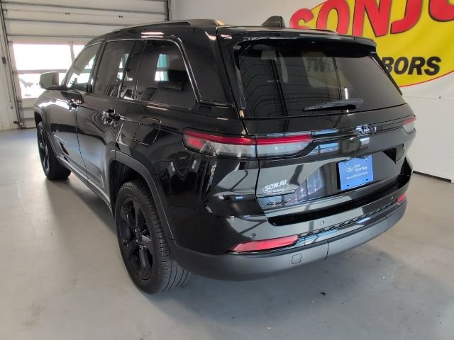 Used 2023 Jeep Grand Cherokee Altitude image 3