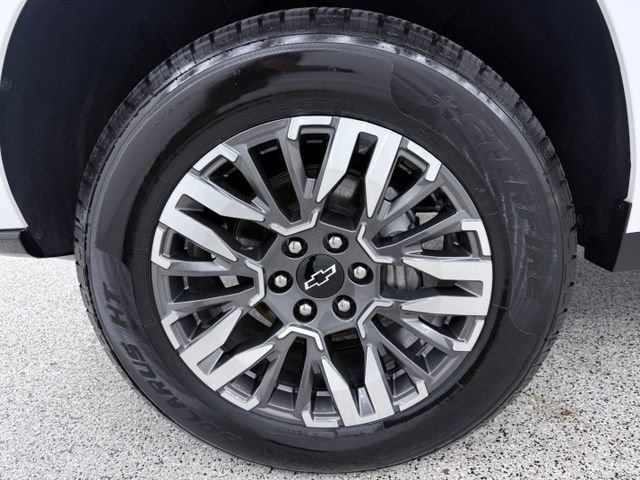 Used 2025 Chevrolet Suburban Z71 AWD/4WD image 13