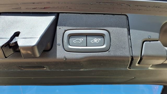 Used 2025 Volvo XC60 B5 Core image 11