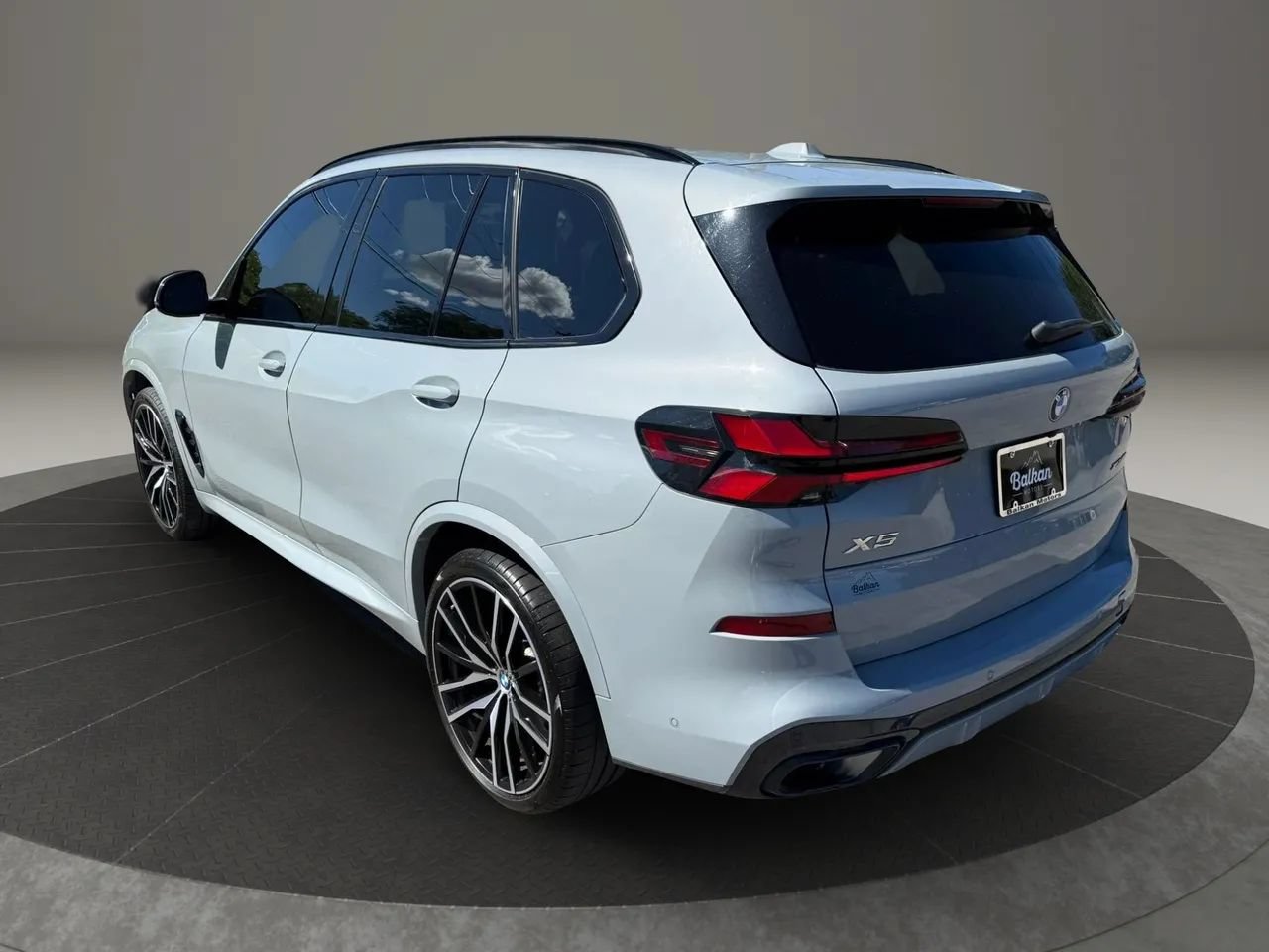 Used 2024 BMW X5 xDrive40i w/ M Sport Package AWD/4WD image 11