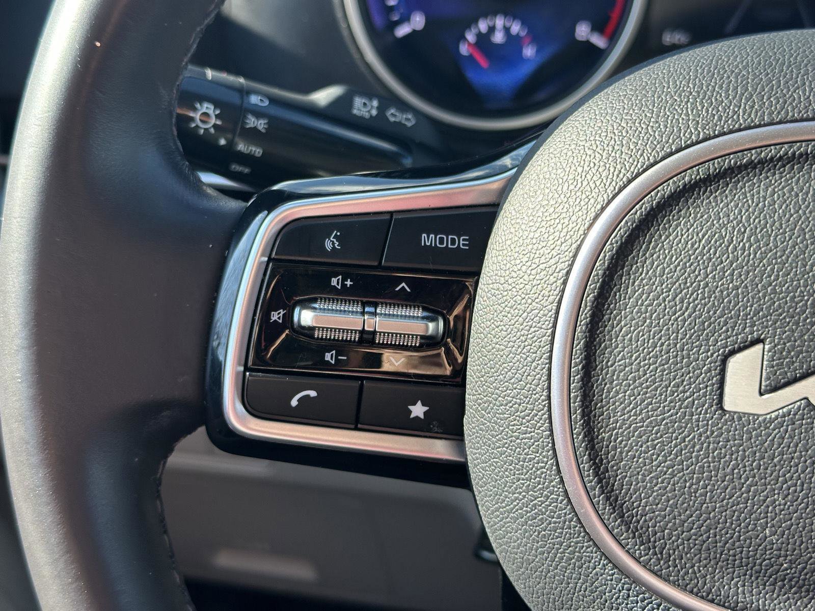 Used 2023 Kia Carnival LX w/ Paint Protection Package image 16