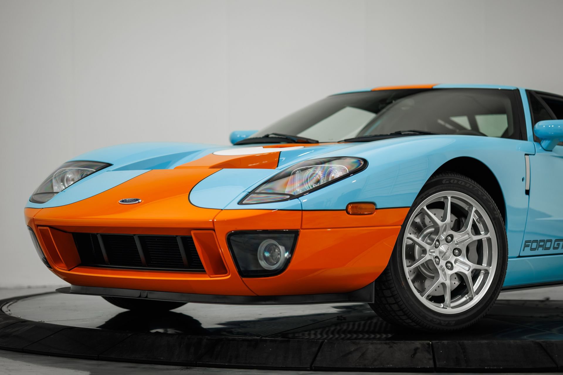 Used 2006 Ford GT RWD image 7