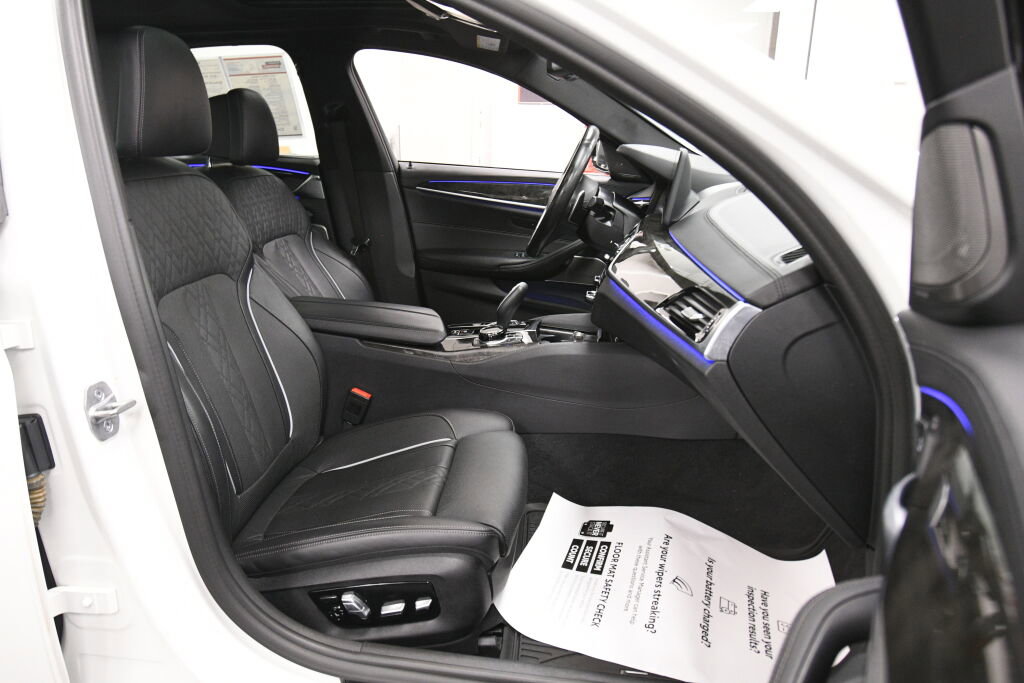 Used 2022 BMW M550i xDrive w/ Executive Package image 28