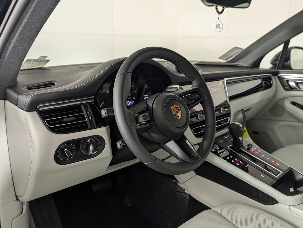 New 2026 Porsche Macan image 4