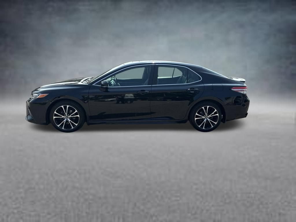 Used 2018 Toyota Camry SE w/ Moonroof Package FWD image 2