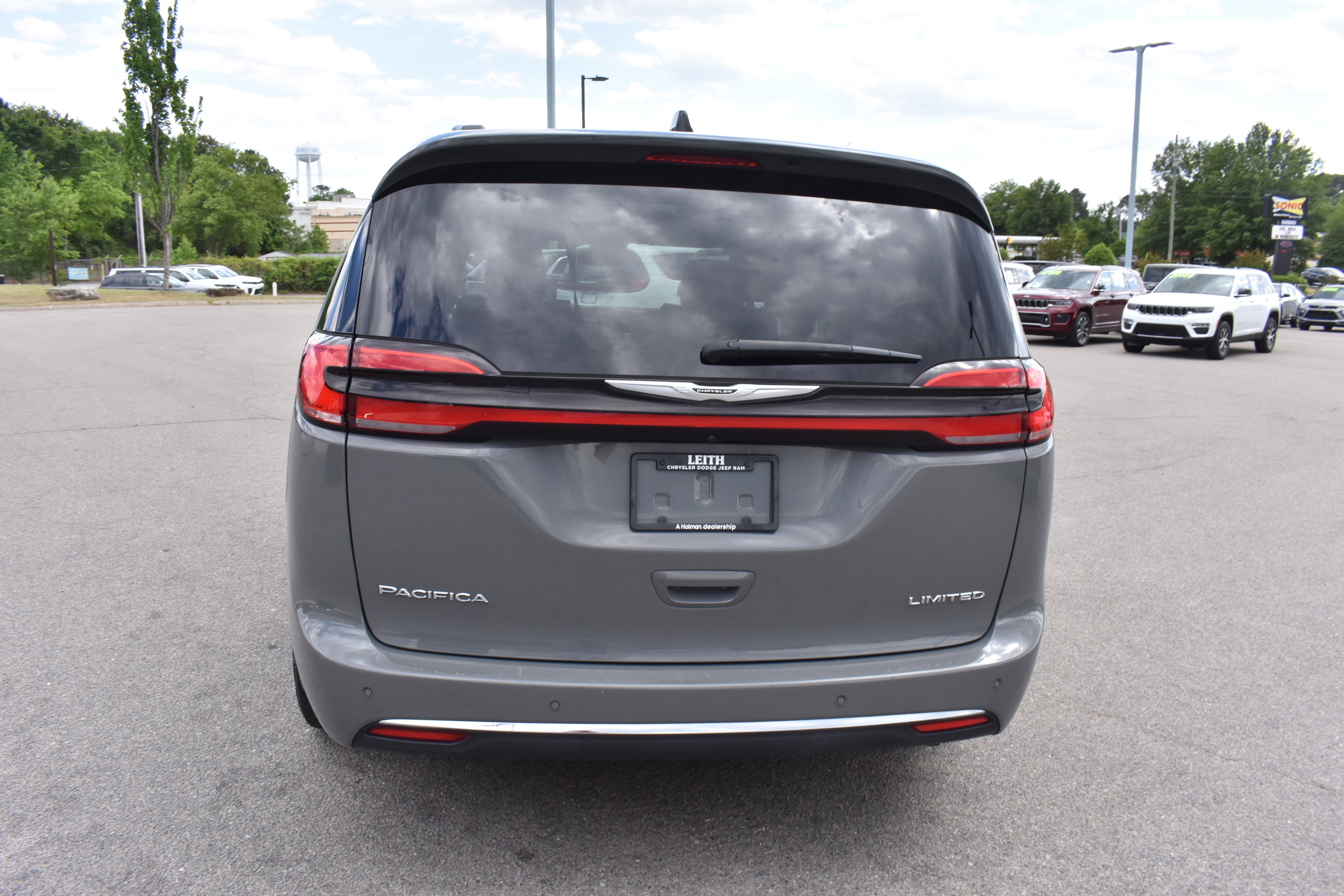 Used 2023 Chrysler Pacifica Limited FWD image 8