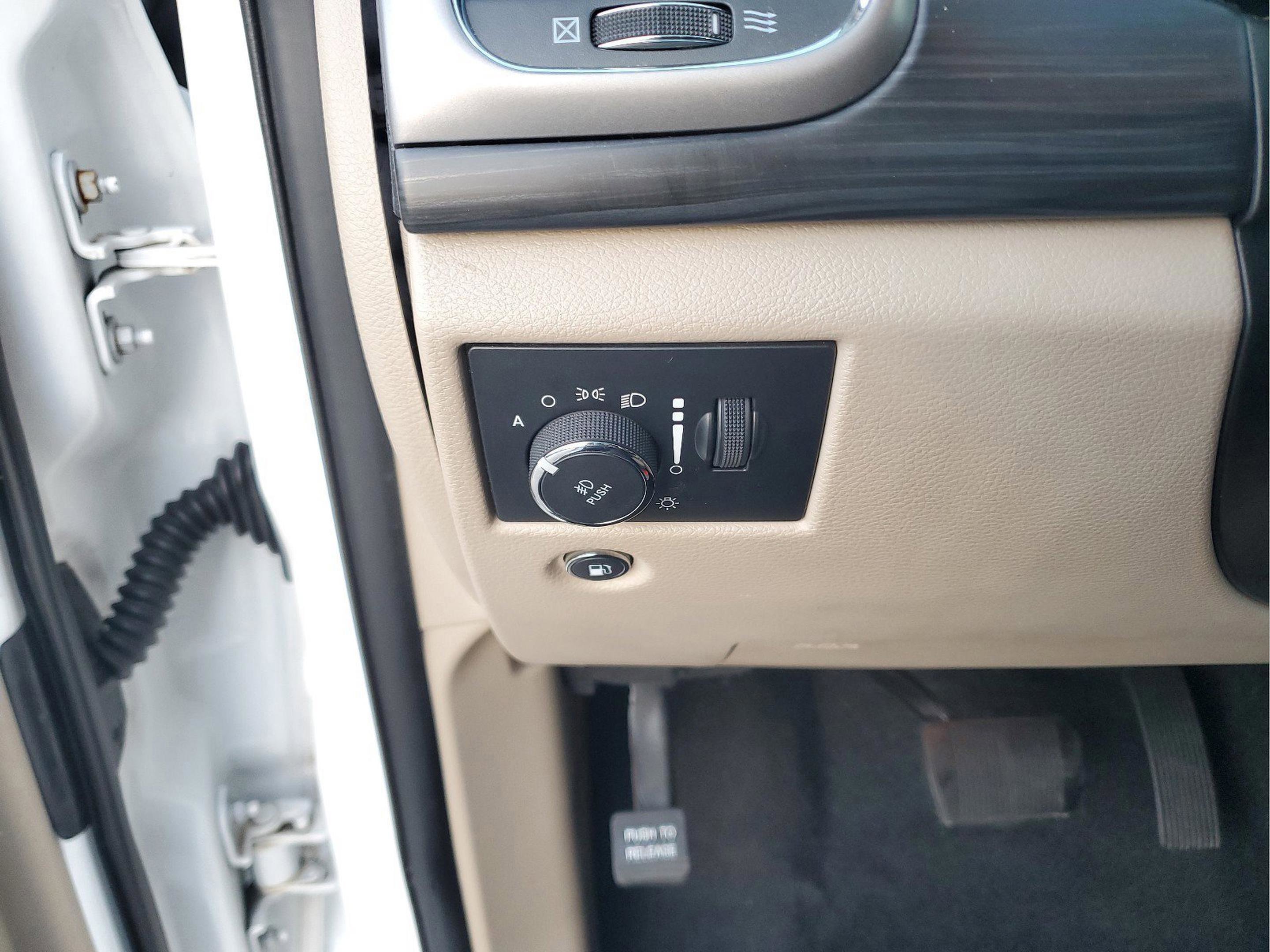 Certified 2022 Jeep Grand Cherokee Laredo E image 30