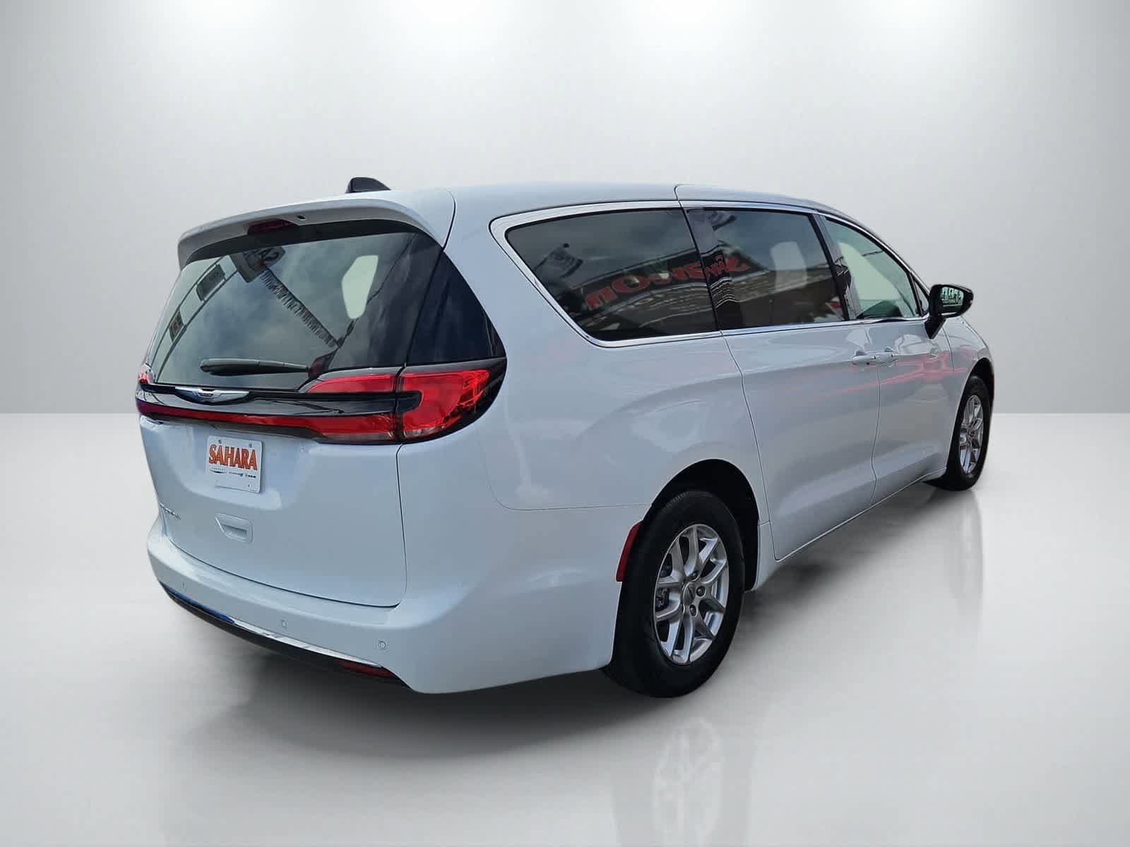 Used 2024 Chrysler Pacifica Touring-L FWD image 12