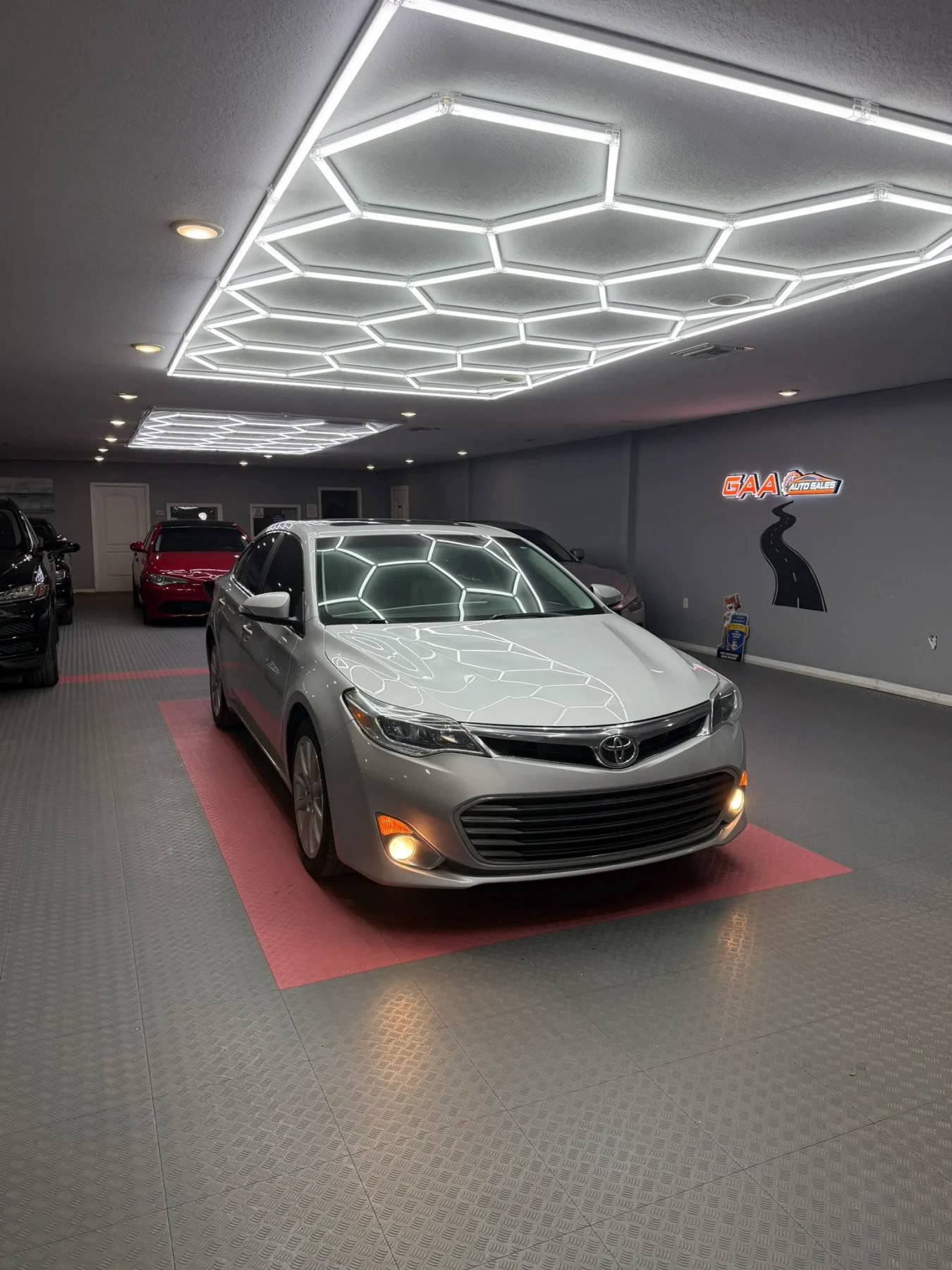 Used 2013 Toyota Avalon XLE Touring FWD image 1