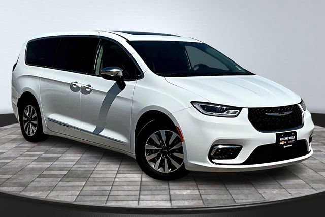 Used 2023 Chrysler Pacifica Limited image 4