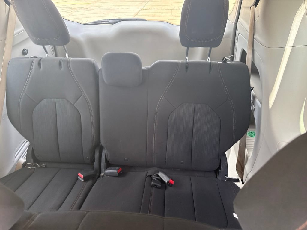 Used 2018 Chrysler Pacifica L FWD image 10