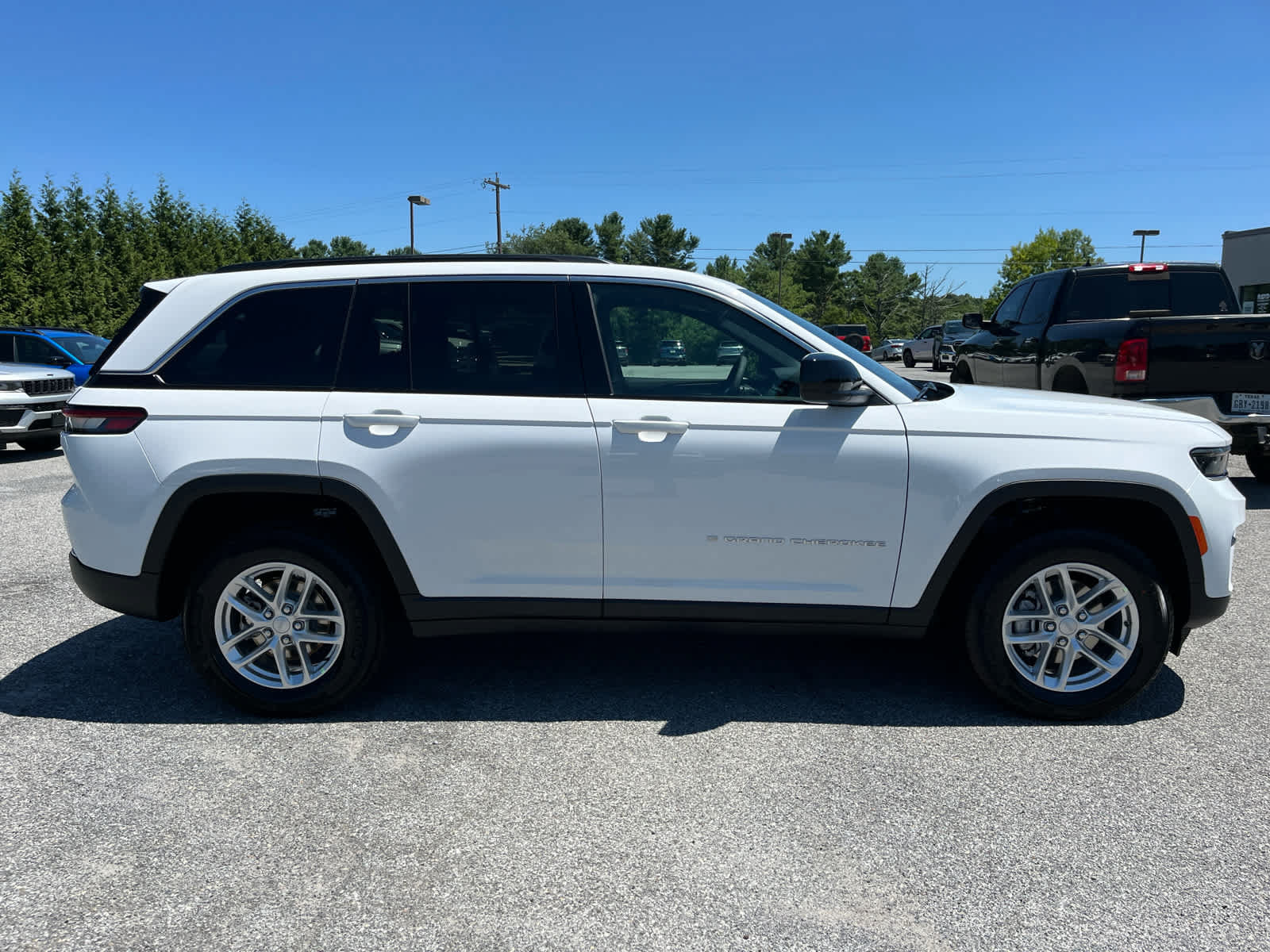 New 2026 Jeep Grand Cherokee Laredo AWD/4WD image 2