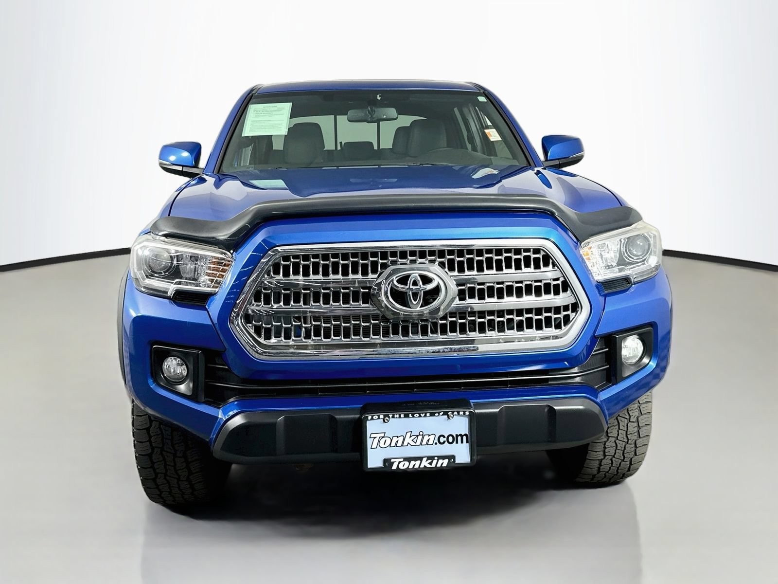 Used 2017 Toyota Tacoma TRD Off-Road w/ Premium & Technology Package AWD/4WD image 2