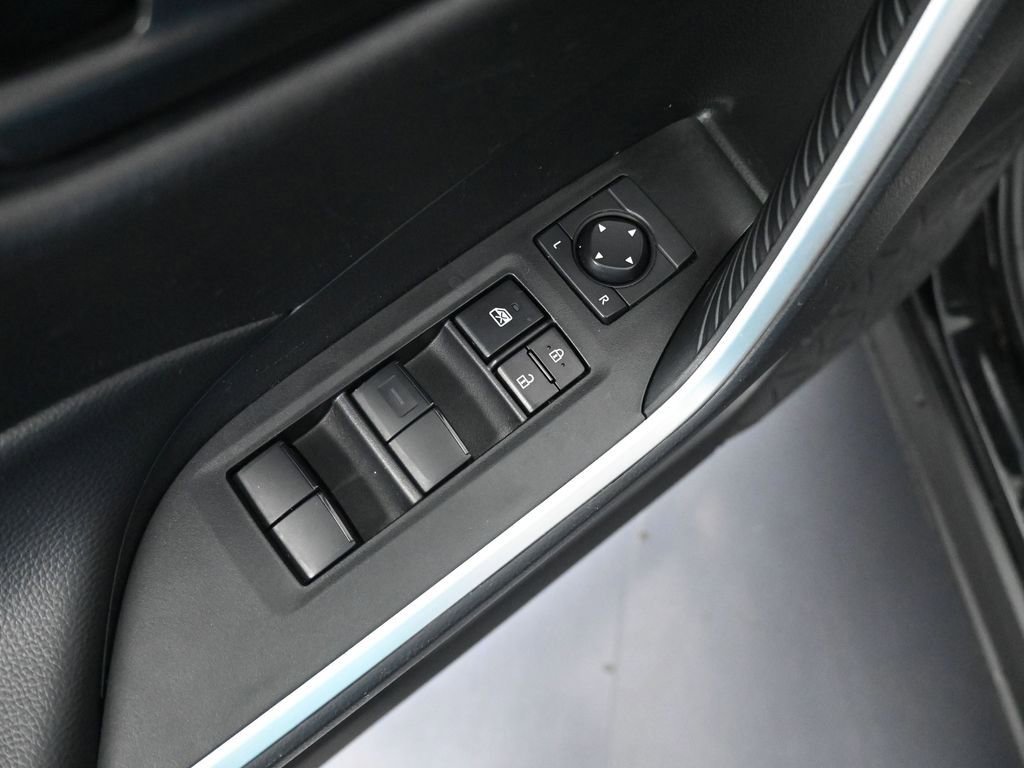 Used 2025 Toyota RAV4 LE image 28
