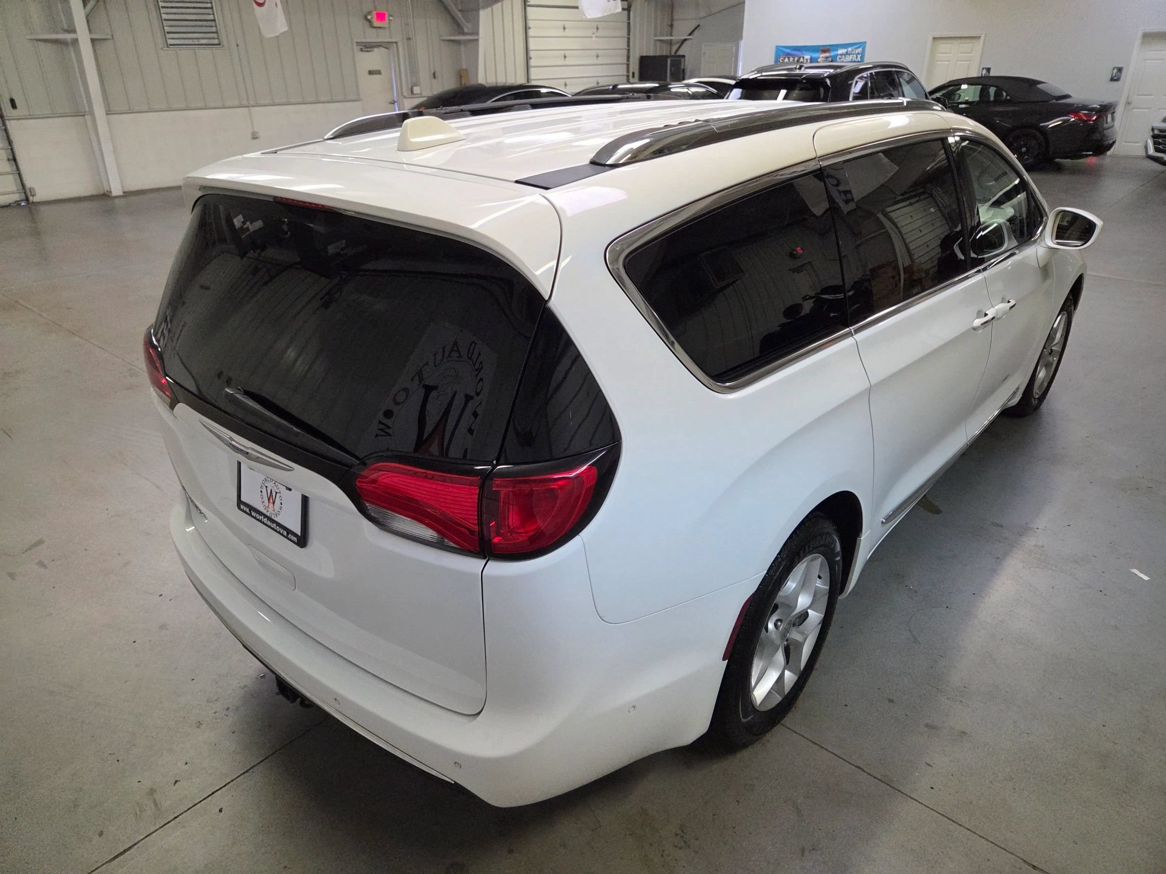 Used 2018 Chrysler Pacifica Touring-L Plus FWD image 7